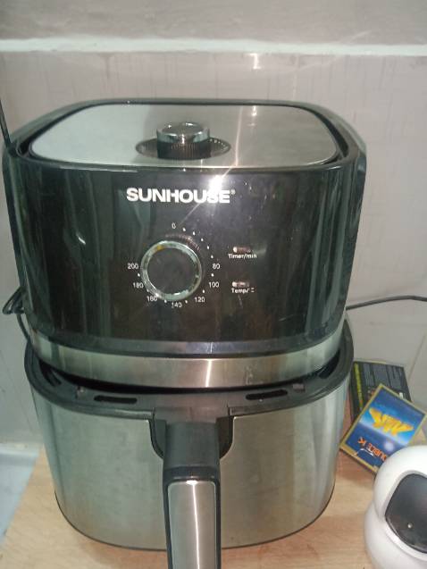 Sản phẩm có giá thành rẻ phải chăng sử dụng không thấy bong tróc lớp chống dính chiên cũng dễ không có hôi mùi nhựa do mới mua sản phẩm về có dùng vỏ cam hoặc là vỏ chanh bỏ vào quay 15 phút rồi là không có bị mùi nhựa gì cả nhé