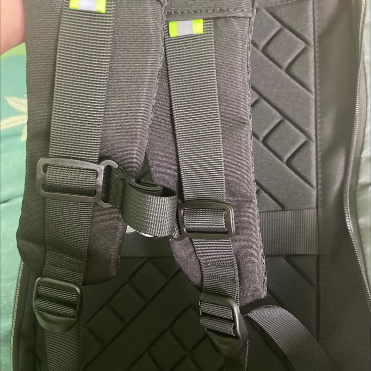 Cặp khá đẹp, cứng cáp, đựng được nhiều đồ, cách mở độc đáo và tiện lợi, có chỗ cắm sạc tiện lợi, đeo không bị đau lưng, thoải mái, có khoá tiện nghi, an toàn khi sử dụng, sau balo có dây đai cố định khi để lên vali. Xứng đáng với giá tiền, nên mua