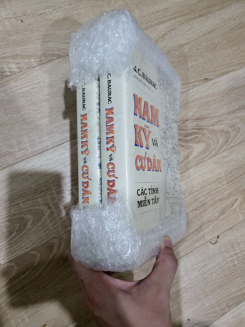 sách đóng gói rất cẩn thận, chỉ tiếc là k có boxset và bản đồ đi kèm. dù sao cũng vote 5 sao