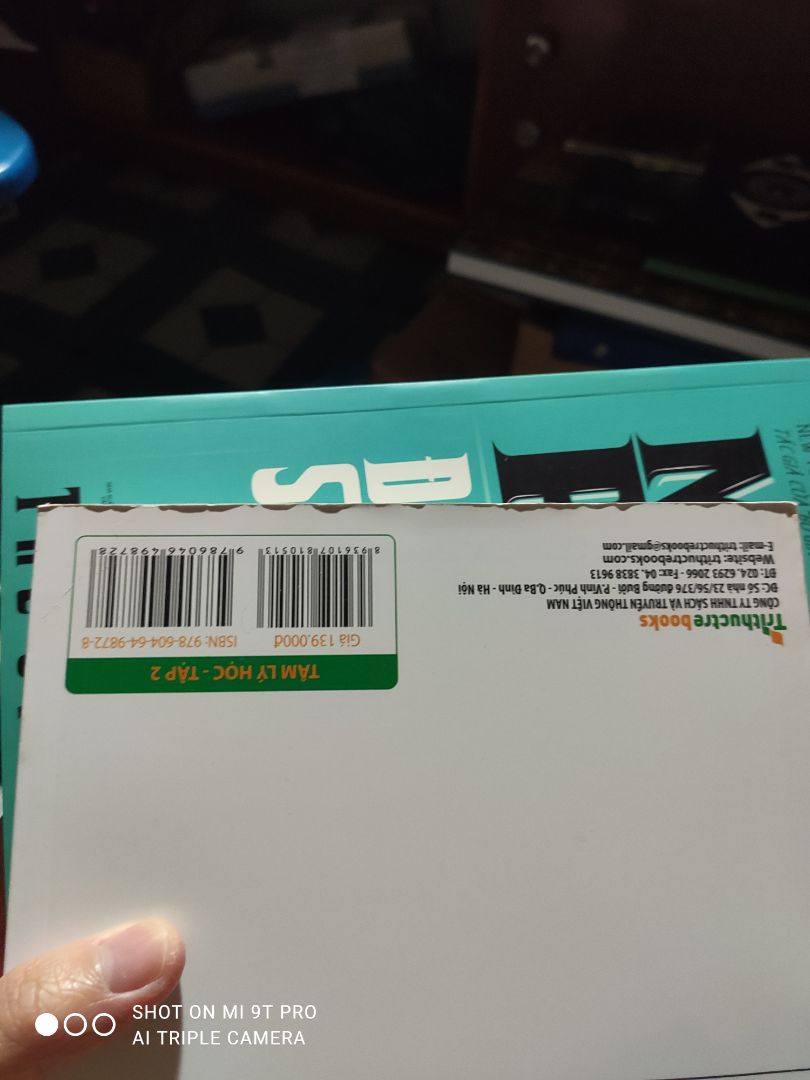 sách bị cong với tróc ở cảnh và góc sách rất nhiều. hơi thất vọng?