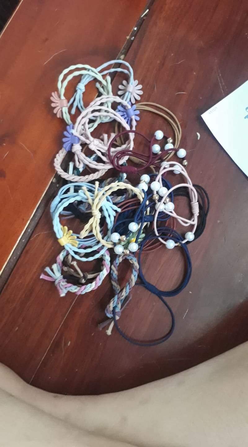 Mình đặt màu hồng nhưng lại giao về đủ màu, thôi cũng tạm chấp nhận, nhưng số dây mình nhận dc không  hề giống với ảnh đã đăng. Shop giao toàn dây trông rất xấu, có vẻ là hàng không ai mua offline thì phải!?Vì đọc dc nhận xét khá ổn của các khách trước nên quyết định đặt, nhưng thật đáng thất vọng là đợt hàng này có vẻ toàn 1*. Mình nghĩ shop nên xem kỹ đơn hàng trước khi gửi cho khách. Mình đã rất rất muốn gọi cho tiki để khiếu nại về việc này. Nhưng mình đã không gọi, và tất nhiên, đây là lần duy nhất mình mua của shop. Cảm ơn vì sự bán thật đáng thất vọng này.