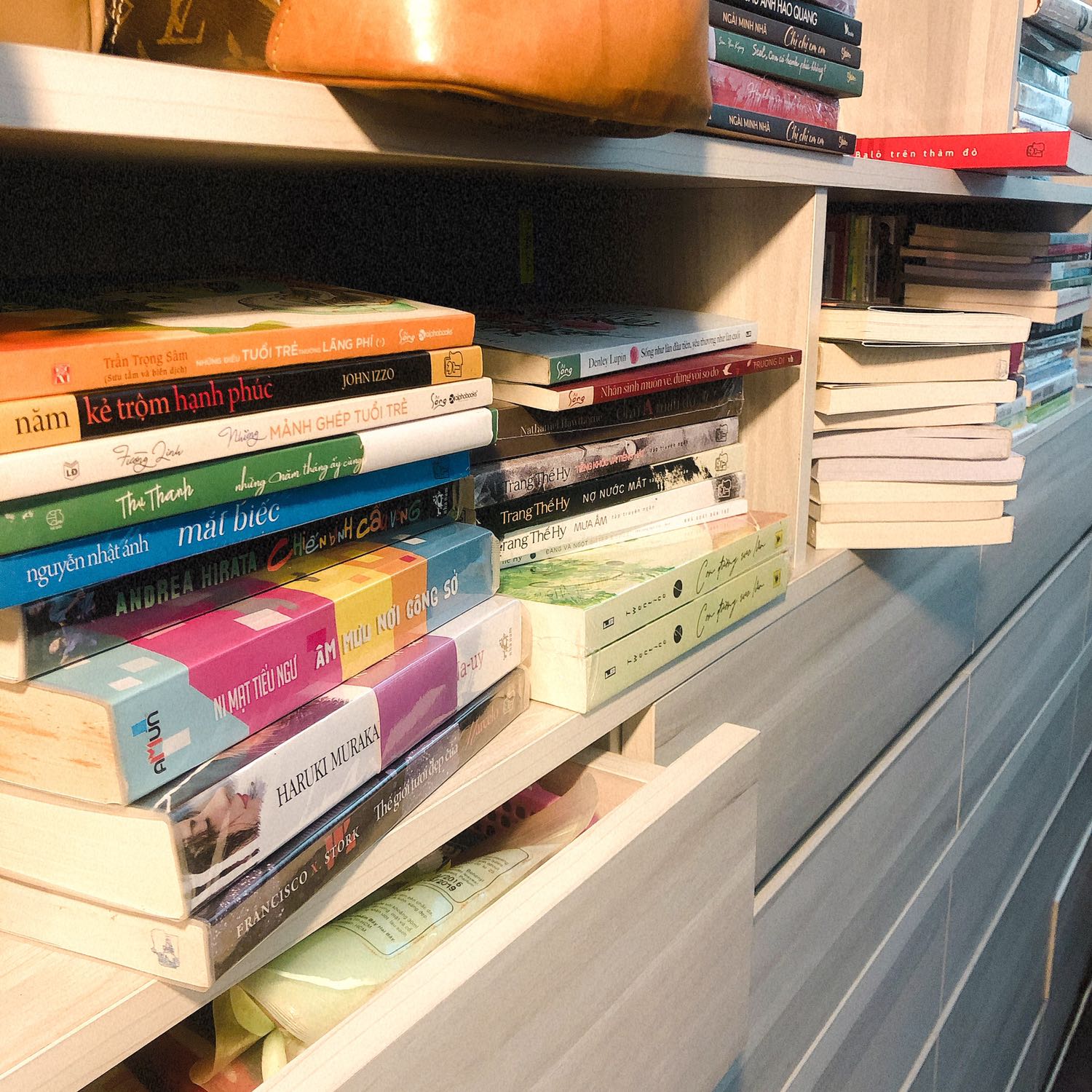 Tháng 10 mùa giảm giá sách và tớ đã mua hiện tại là đầy hết kệ sách mới của tớ. 
Sách luôn là hình thức giải trí rẻ tiền - Quyển sách hay hoặc dở do cảm nhận mỗi độc giả khác nhau, biết đâu mình sẽ thấy mình ở một góc nào trong quyển sách. Cứ đọc thôi.... nhưng đừng đọc sách 
Tác phẩm: dễ thương, nhẹ nhàng. 
Thiết kế bìa: Đơn giản, đẹp
