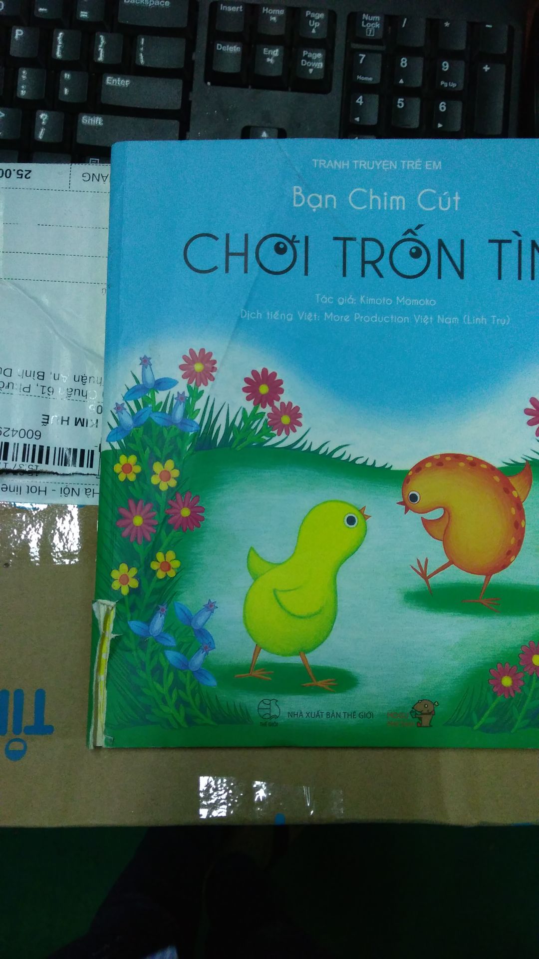 Mình mua hàng của tiki cũng nhiều, mà lần này mình thất vọng vô cùng. Sao tiki có thể đóng gói 1 sản phẩm bị rách, nhàu nát như thế này cho khách hàng được chứ. Nếu như thế này có thể báo lại là hết hàng với mình chứ.Kinh doanh thì phải có tâm chút chứ. Tiki hoàn tiền lại cho mình đi mình không nhận sản phẩm như thế này được.