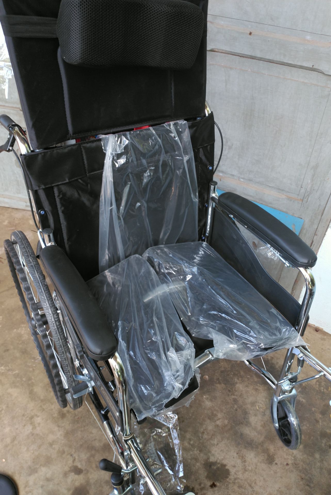 Ban đầu chưa thấy đánh giá nào nên cũng phân vân khi mua. Nhận được hàng thấy rất đáng tiền. Xe khá to so với tưởng tượng, đẩy êm, chắc chắn, chỗ ngồi rộng rãi không bị gò bó. Có ốc vặn để chỉnh lưng ghế với chỉnh chỗ gác chân, cụ ông 90t ngồi khá ok. Shop tư vấn nhiệt tình, giao hàng nhanh. Điểm trừ duy nhất là không có giấy hướng dẫn sử dụng, vì lần đầu mua nên phải mò một hồi lâu mới ra. Nhưng không sao, 10 điểm cho sản phẩm tốt!