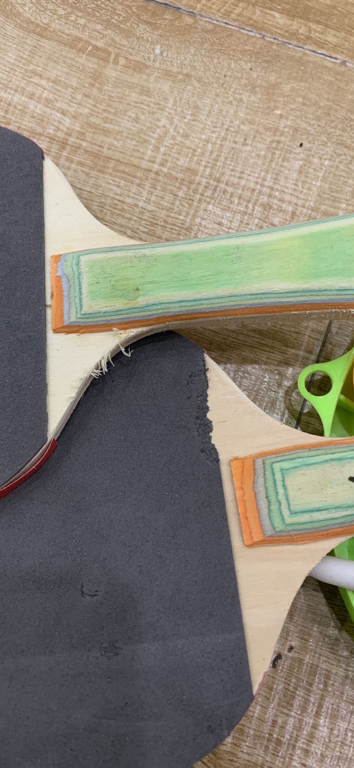 Bộ đồ chơi ko đc kiểm tra trước khi giao: có gián, phân côn trùng, tổ gián .
Vợt tưa răm gỗ, cao su mặt vợt bị côn trùng gặm nham nhở.