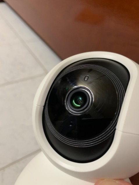 Hộp có dấu hiệu đồ cũ đã sử dụng. Và y như rằng...Dây thì tứ tung bên trong không được cột gọn như các món sản phẩm mới. Cam thì dính bụi dơ dưới đáy. Xung quanh phần mắt Cam bằng nhựa bóng đã bị trầy xước. Kết nối lâu. Hay bị lỗi không kết nối được. Phải kết nối lại. Cam xoay dọc thì được. Xoay ngang không được. Yêu cầu Tiki đổi ạ!