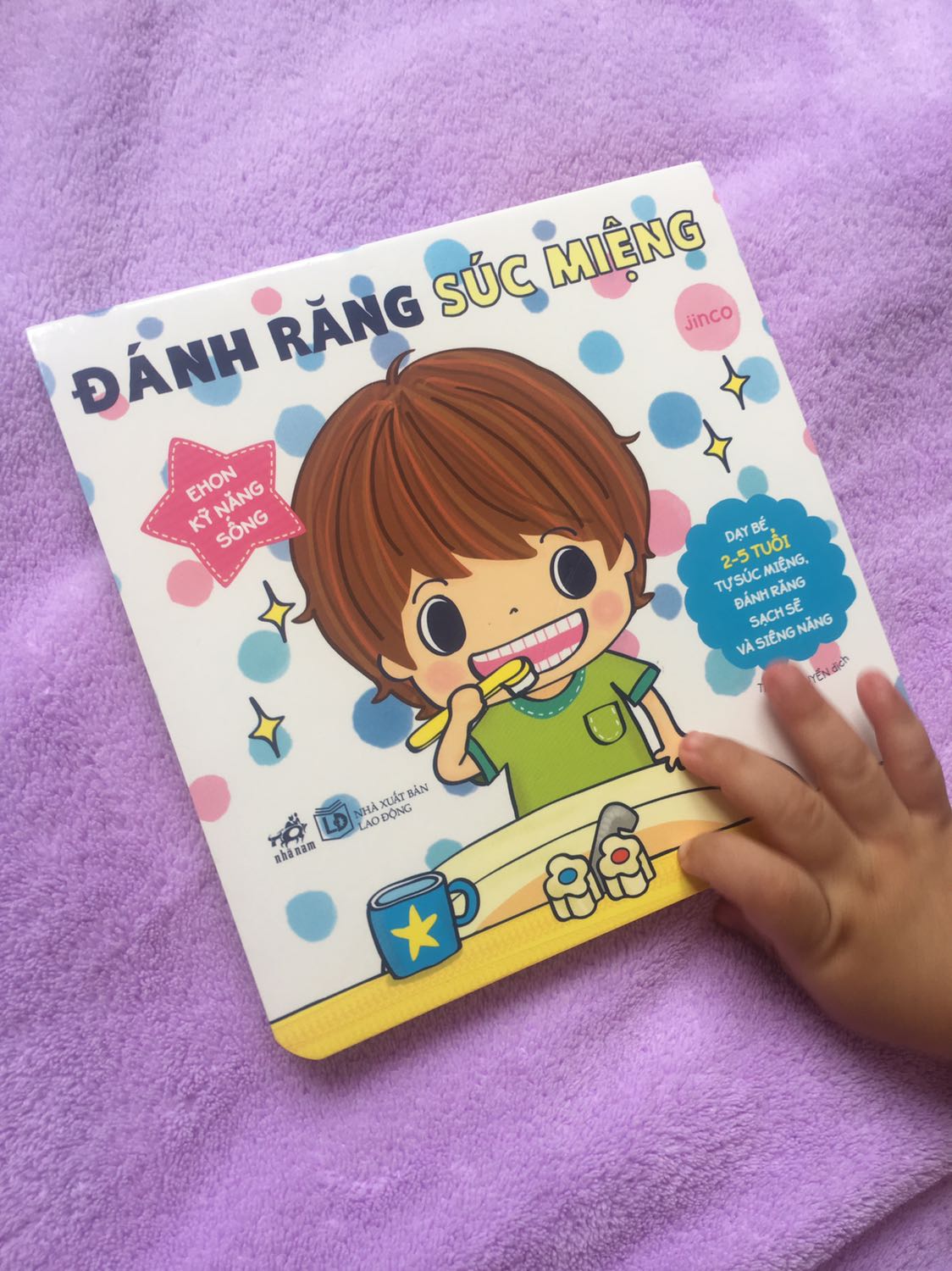 Cuốn sách rất thú vị, ba mẹ cùng bé đọc để bé yêu thích việc đánh răng hơn nhé! 
Mình mua lúc giảm giá mà chất lượng sách tốt, giao hàng nhanh nên mình rất hài lòng.
Vote 5 sao nhé!