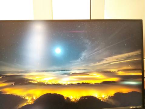 Hàng đóng gói quá sơ sài, mở ra thì lỗi hở một mảng màu. Yêu cầu đổi trả thì lại bắt bớ không được dính băng vào hộp? Khó hiểu??? Do dịch vận chuyển chậm chễ gần 2 tuần. Ai thông cảm cho tôi? Khách hàng là thượng đế?