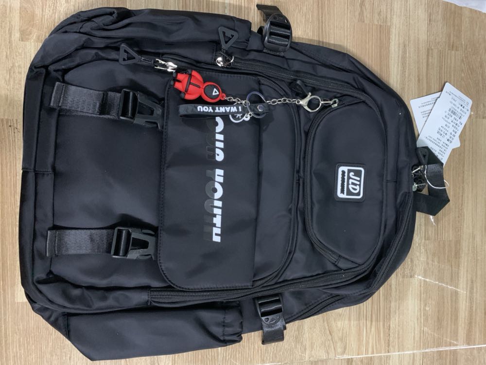 Hàng giao rất nhanh, vải dày dặn chống nước, khoá kéo trơn tru kéo rất mượt, shop có tặng móc khoá, balo rất nhiều ngăn. Chất lượng này với giá đó rất ok rất đáng nha. Cảm ơn shop và Tiki.