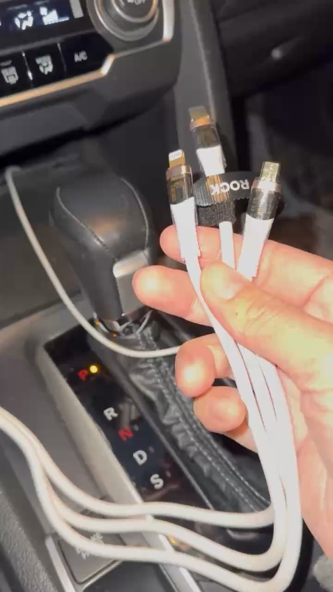 Cáp cầm chắc tay, dây dù xịn, mua cáp này đủ 3 cổng lightning, micro, type-C cực tiện lợi, nhà mình mỗi ngừoi mỗi dòng máy chân sạc khác nhau chỉ cần 1 dây này thôi dùng được cho cả nhà, đi du lịch cho cả nhà dùng cũng tiện lắm. Sạc nhanh được 1 lúc 3 thiết bị liền.Mình đặt đen shop giao nhầm trắng n shop liên hệ đổi lại cho mình luôn n mình thấy màu trắng cũng đẹp nên ko đổi lại nữa. Shop phục vụ tốt.