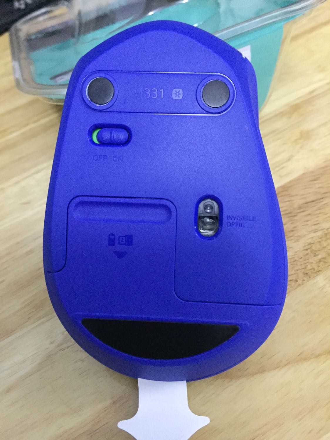 Thấy các bạn chê nhiều chứ mình thì thấy mọi thứ ok
- Hàng nguyên seal, chưa bóc hộp
- số seri trên hộp khác với trên chuột là bình thường, vì nguyên seal thì ko tráo đổi
- đế cao su có hơi dính sẵn là bình thường vì rõ ràng là chuột mới thì ko thể qua sử dụng như một số bạn trước đó comment
- connect nhanh, mượt, chưa thấy giật lác gì
- kích thước cầm tay vừa vặn, giá cả hợp lý