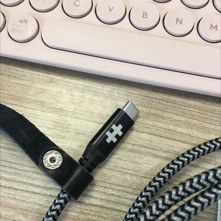 Sản phẩm tốt, chất lượng tuyệt vời đúng mô tả và hàng hyper lúc nào cũng tốt, sạc rất nhanh và truyền tốt, mua ở tiki không sợ không đúng hàng 👍, giao hàng rất nhanh, shop hỗ trợ nhiệt tình 👍.