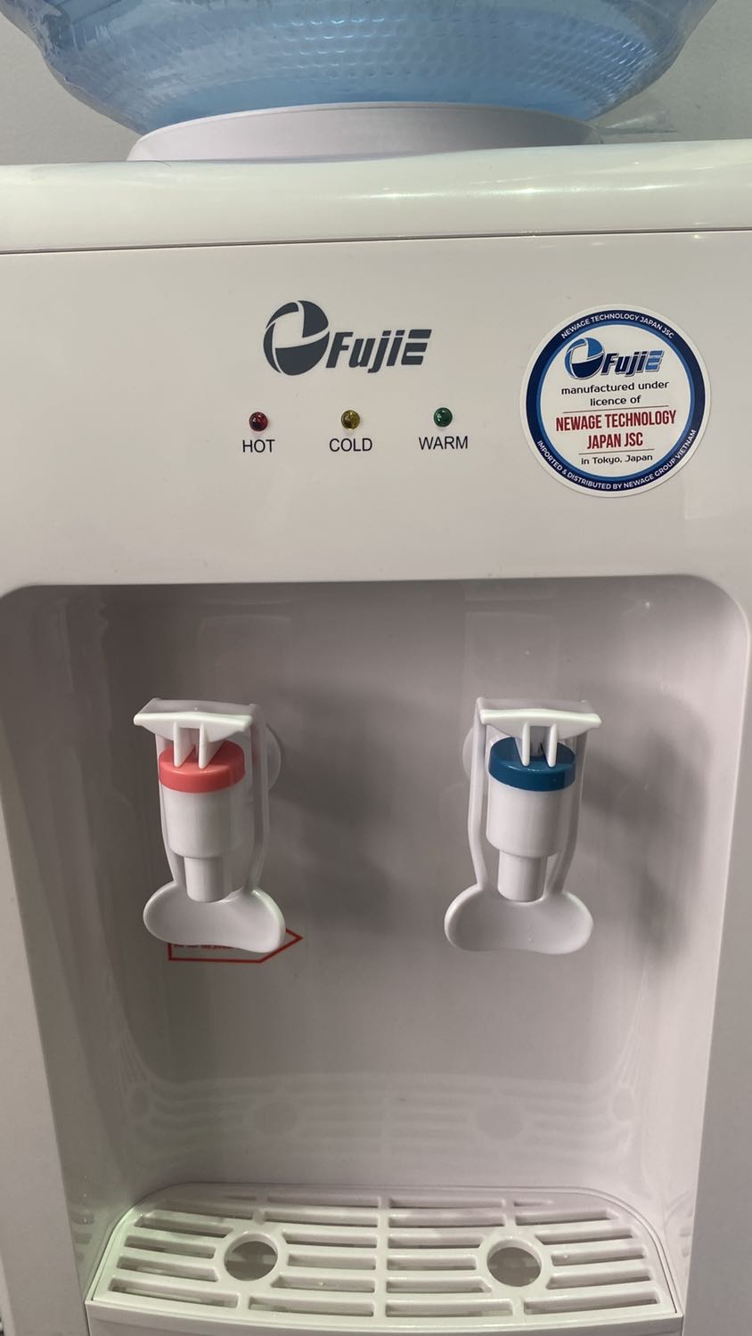 Sao mình bật công tắc mà đèn lạnh vẫn ko sáng và nước ra không lạnh, nước nóng thì okie.