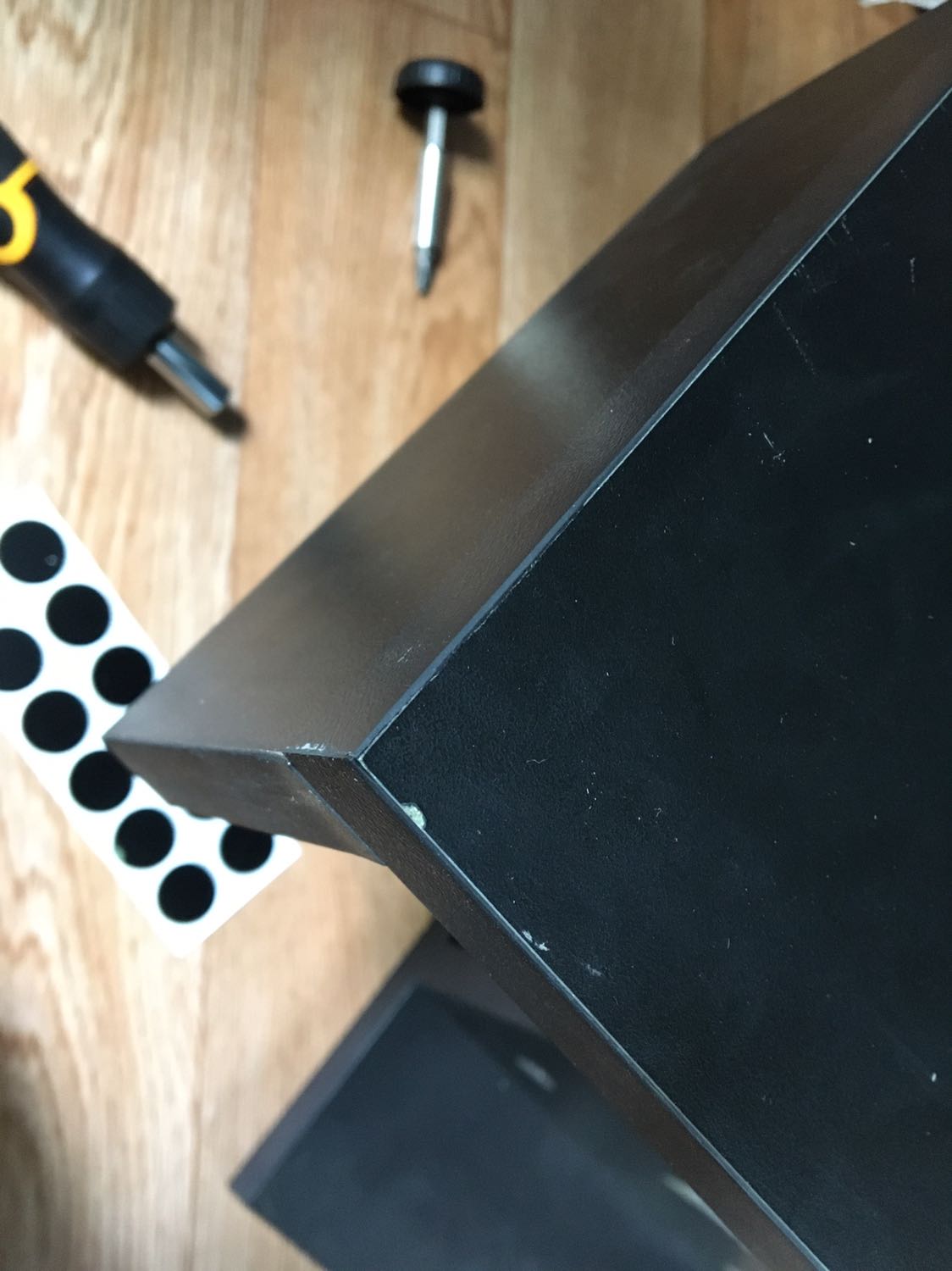 Có thể do khâu vận chuyển nên hơi sứt mẻ tí, tuy nhiên trong tờ hướng dẫn lắp ráp mục số 4 có vẻ như hướng dẫn ngược (lẽ ra phải theo chiều kim đồng hồ mới đúng), nhưng mình thích thiết kế và cách lắp ráp này nên cho 5 sao.