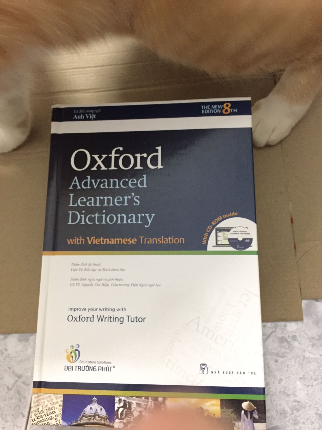 Từ điển xịn lắm luôn ạ. Nhìn trong hình thì tưởng nguyên cuốn dày 2-3cm thôi, ai dè ở ngoài chỉ tính riêng phần giấy là khoảng 4-5cm rồi. Giấy thì hơi mỏng nhưng xịn, mềm với mượt lắm ạ. Tiki bữa nay giao nhanh lắm, còn miễn phí giao hàng nữa, tối nay đặt chiều mai giao rồi