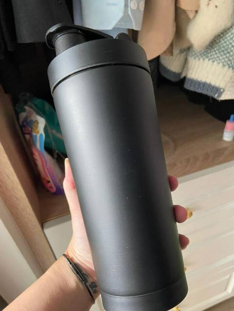 Nhận được hàng rất ưng, bình cầm chắc chăn đúng như mô tả, đây là bình của ck m, sắp tới m sẽ mua cái nữa cho m
Màu đen nhám nhìn rất sang, bắt mắt và chắc chắn, gioang cao su nắp khá chặt, đựng nước tốt bảo quản nước cũng ok, tháo ra không bị mùi lắm, nên là ổn ạ!! Sẽ còn mua thme