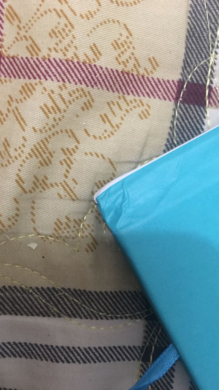 Giao hàng siêu lâu. Mình chọn giao hàng trong 2h từ 5-6/9 mà 14/9 mình mới nhận đc sách. Đóng gói không cho vào hộp mà chỉ bọc giấy vs bọc 1 lớp xốp mỏng nên bị gãy hết góc sách. Tuy không ảnh hưởng đến nội dung nh mất thẩm mĩ ghê ghớm 🥲 trên ảnh là mình đã nắn lại rồi chứ lúc nhận nhìn bẹp dúm cái góc huhu mong shop chú ý hớn