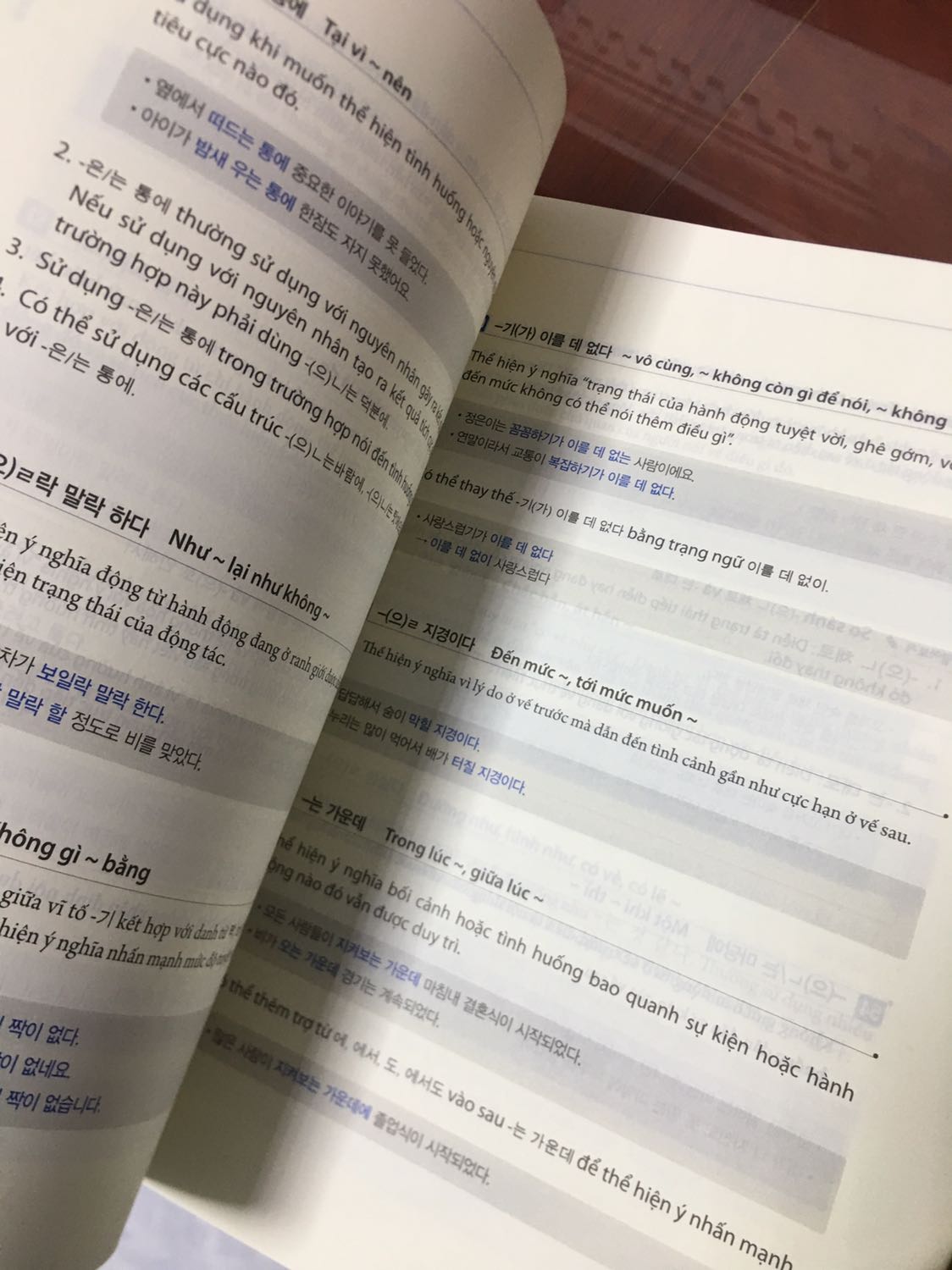 Sách có bọc ni lông mỏng bên ngoài, sách mới đẹp lắm nhé. Sách có bọc ni lông mỏng bên ngoài, sách mới đẹp lắm nhé.