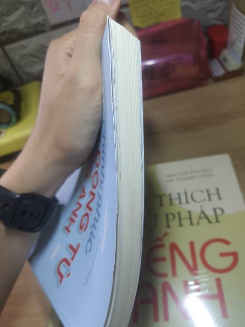 Sách giao siêu nhanh, đóng gói rất kĩ và cẩn thận nhưng sách vẫn bị quăn góc. Mĩnh nghĩ sách quăn góc không phải là do đơn vị vận chuyển vì shop đóng gói rất kỹ, khi mình nhận được hàng thì bìa sách khá bụi và cũ, có vệt đen, bị quăn góc. Nó làm cho cuốn sách khá mất thẩm mỹ nhưng mà may sao bên trong vẫn sạch sẽ, giấy in tốt. Mình - 1 sao do shop không kiểm kĩ hàng trước khi gửi nhé! Còn lại thì sách rẻ, đẹp, có bài tập làm cho nhớ lâu.