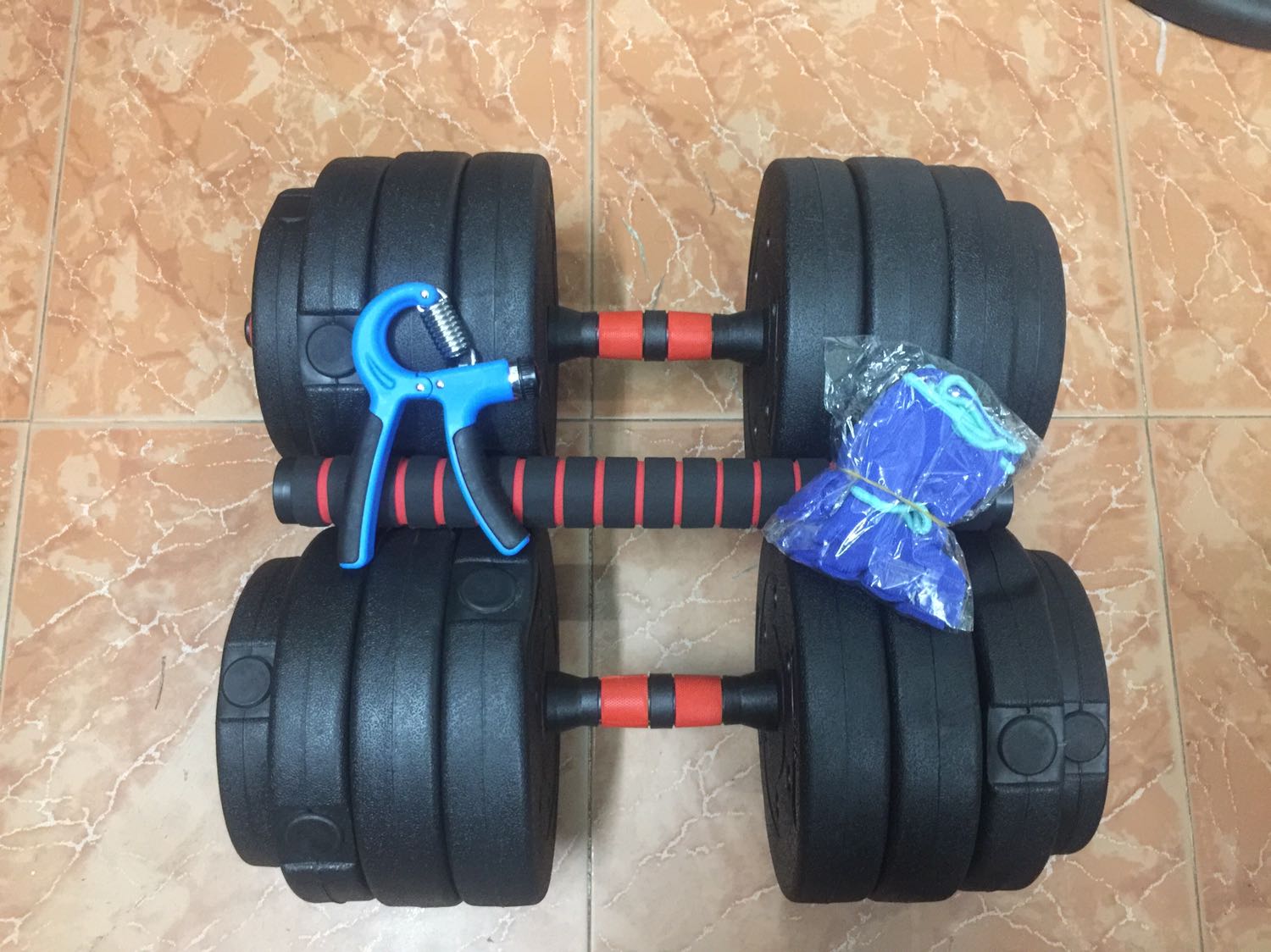 Khá cứng cáp, lắp full tạ nhìn hơi đồ sộ so với trọng lượng. Tay cầm bằng nhựa khía nhám nên xác định không có găng tay thì khỏi tập. Chưa thử transform sang tạ đòn nhưng nhìn chung ổn. Giao hàng đúng hẹn và nhiệt tình bê vác, 2 bánh tạ 2.5kg bị móp không rõ nguyên nhân tuy không ảnh hưởng tới lắp đặt nhưng hơi mất thẩm mỹ nên trừ 1 sao. Chốt lại là hàng BỔ, RẺ!