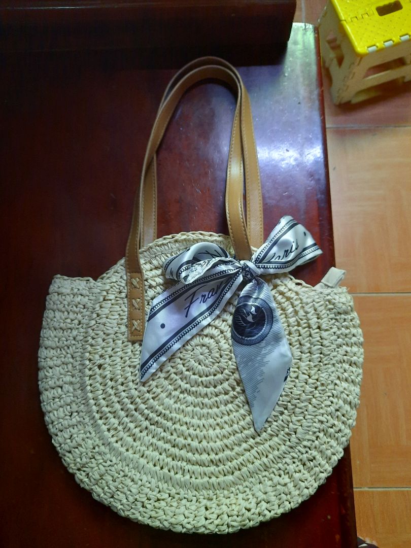 giỏ rất đẹp, hơi nhỏ so với mình nhìn. giao hàng nhanh.