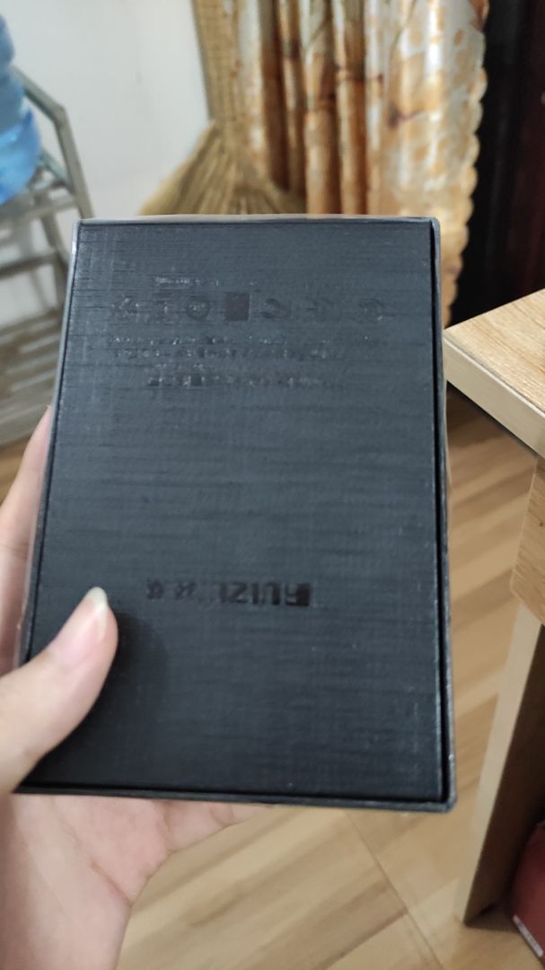 sản phẩm được đóng gói rất tốt, giao hàng rất nhanh, máy rất đẹp và phụ kiện đầy đủ, cảm ơn shop. Nhưng mặt sau của máy có 1 vết xướt nha shop ơi