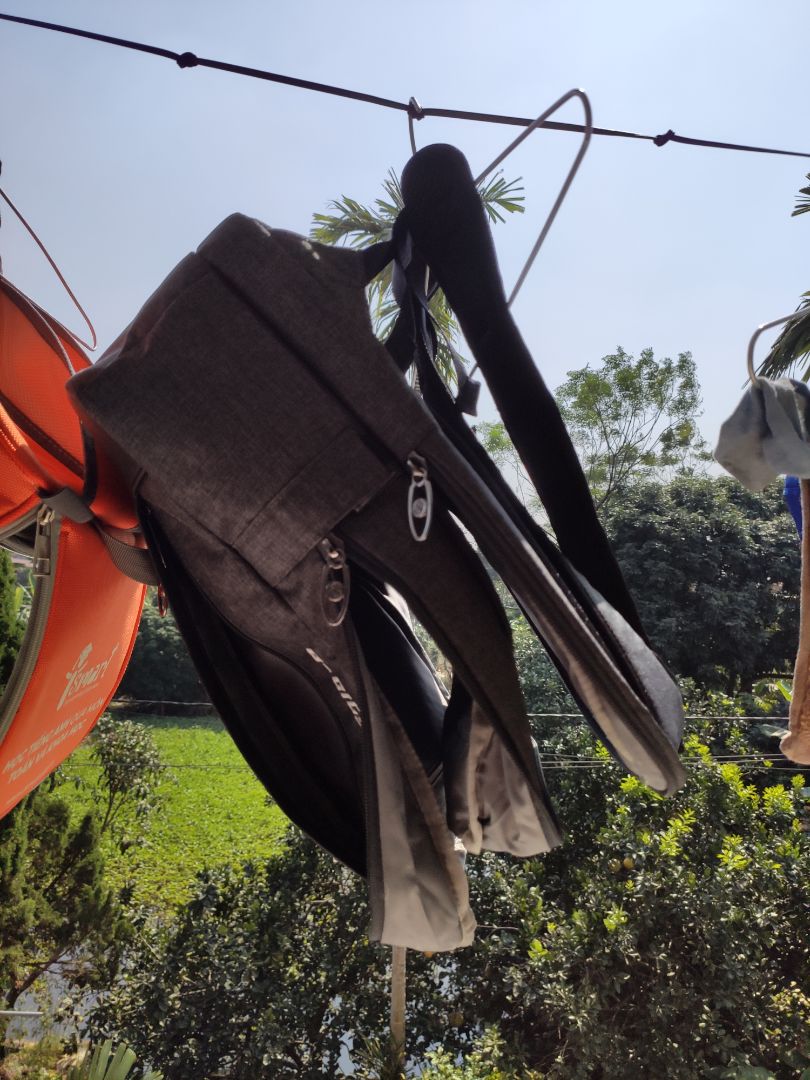 Rất thích khi mua nó, khá nhẹ, chống nước, khá rộng, đựng được 2 laptop: 16inch và 14inch. Ngoài ra có thể mang thêm quần áo để đi xa.