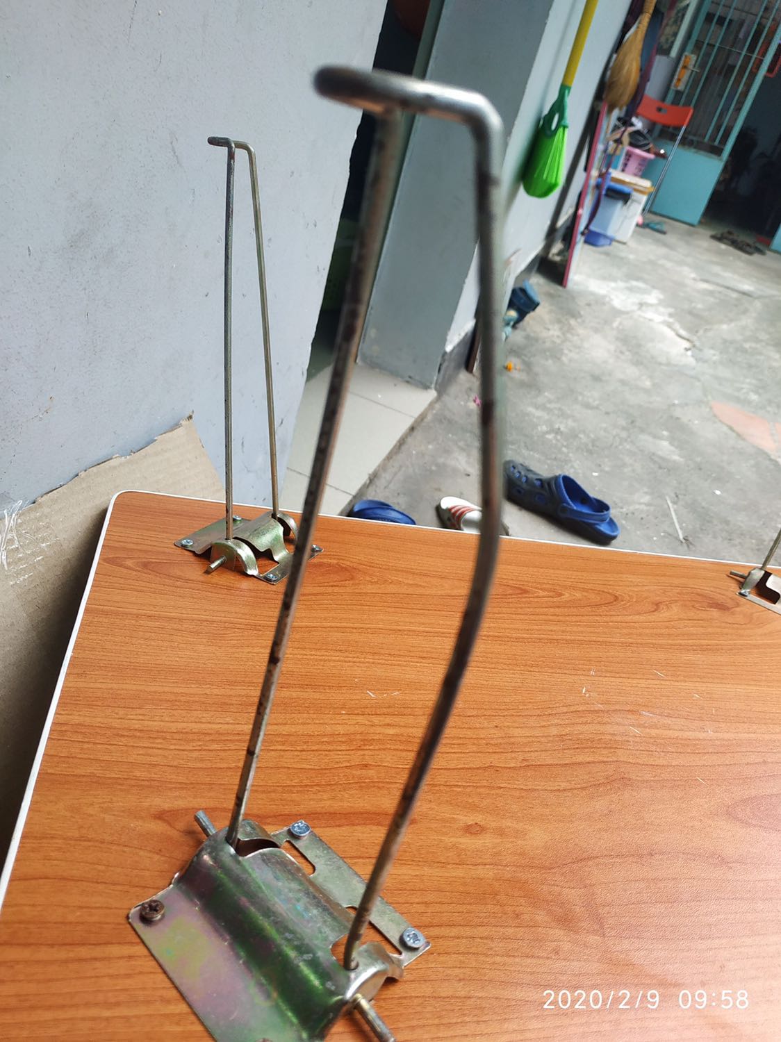 Không biết sp này là do Tiki hay bên đối tác đóng gói . Đóng gói rất kỹ, ngồi tháo ra nhận lại 1 sp vô cũng thấy vọng, thà không bán thì thôi chứ 1 sp cũ , đã hư hỏng qua năm tháng vậy cũng đem đi bán được , chân khập khiểng lấy gì xài ???. quá bực bội cho sáng cuối tuần