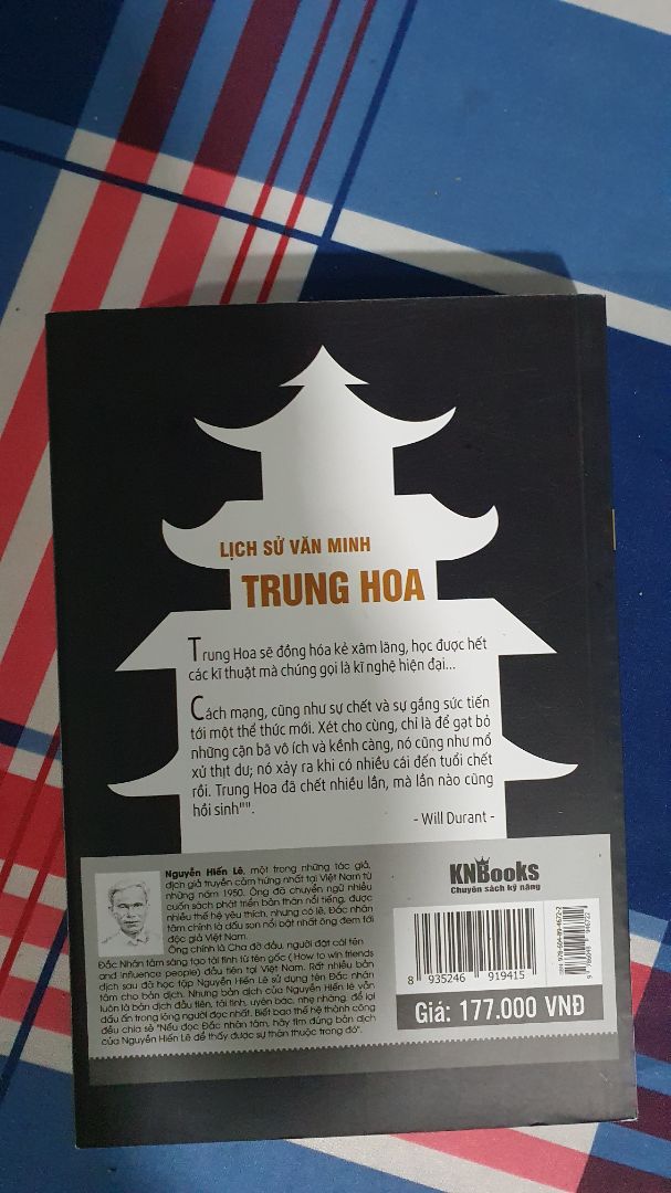 Lần này hàng giao chậm hơn dự kiến những 5 ngày nên mình chờ hơi lâu nhưng do dich bệnh nên mình cũng thông cảm! Sách phù hợp với giá tiền nên hơi cũ! còn về nội dung thì viết về nền văn minh TQ qua các triều đại như tên sách chứ không phải lịch sử TQ nha mọi người, cuối sách có một số bài thơ khá hay!