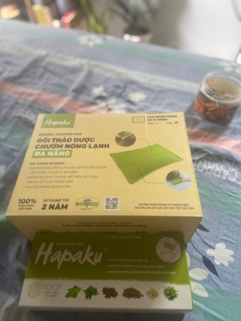 Mùi thơm của thảo mộc làm dễ chịu ghê, mình săn được giá sale nên rất là ổn luôn còn được tặng thêm chườm mắt nữa thích mê. Mọi người nên mua nha