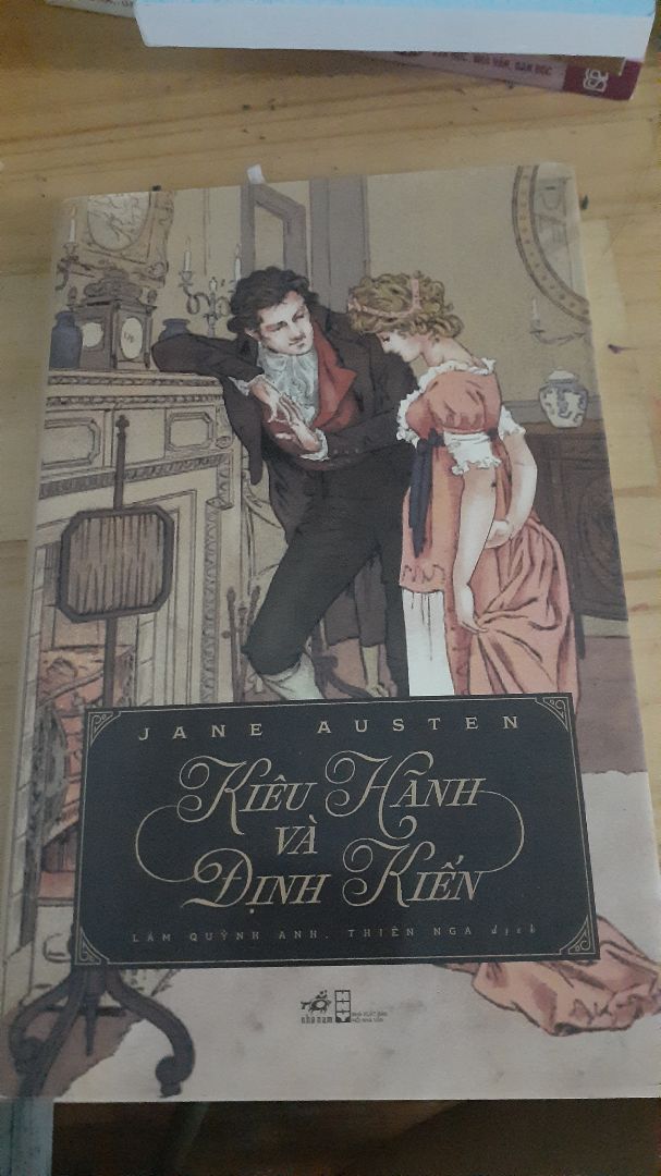 mình muốn vote em này 5* lắm vì thực sự hình thức không thể chê vào đâu được, dù mình mua bìa mềm thôi nhưng đẹp xuất sắc luôn. có 1 lớp bìa bên ngoài, mà thường chỉ có bìa cứng mới có.
điểm trừ to lớn nhất là để mình chờ ròng rã từ tháng 8 qua tháng 11 đó huhuhuu