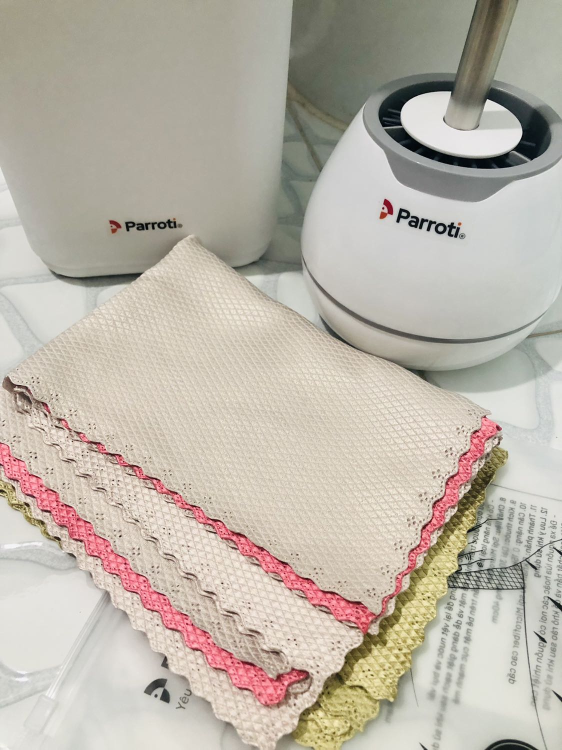 Hàng giao đúng hẹn, đóng gói cẩn thận, có bao túi đựng riêng, đã dùng thử và rất hài lòng, lau kiếng không bị tiếng kêu rít, lau nhẹ qua đã sạch bong kin kít gương, mình rất hạnh phúc vì đã quyết định chọn mua sản phẩm của Parroti, cảm ơn Parroti nhé 🥰