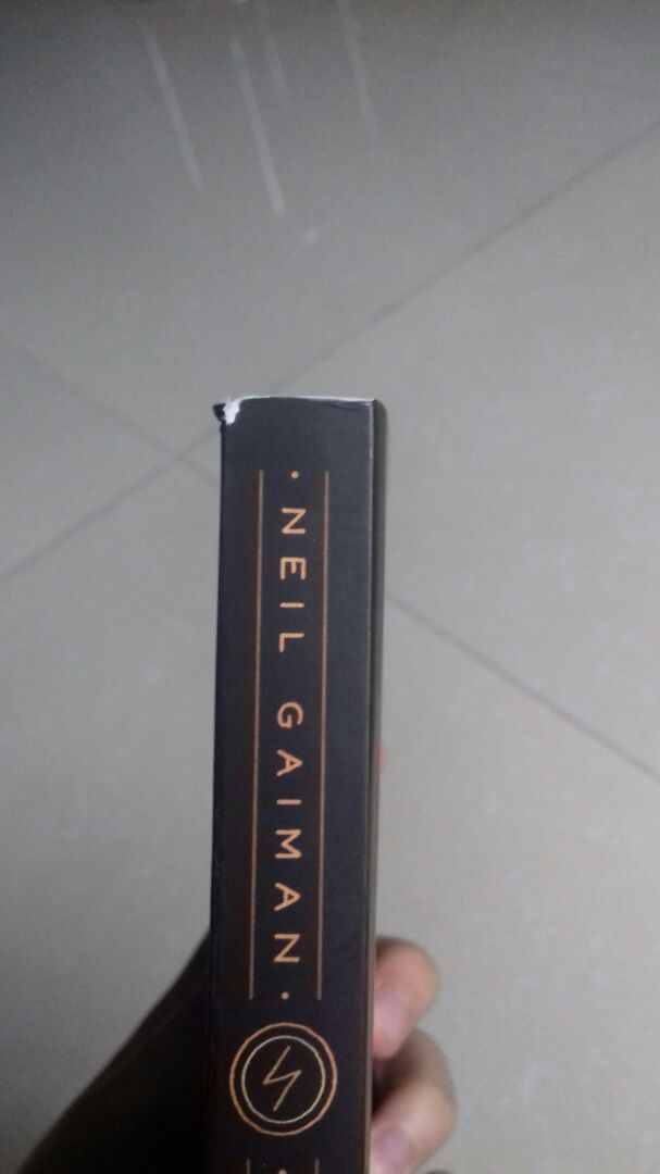 Về nội dung với mình sẽ đánh giá 5/5 ☆ đối với riêng bản thân mình. Cuốn này sẽ rất phù hợp cho những ai yêu thích thể loại thần thoại và truyện truyền thuyết. Tuy nhiên với cuốn này trước khi đọc phải tìm hiểu trước ở bên ngoài nếu không sẽ rất khó hiểu (Fan Marvel thì hợp lắm:)) . Nhiều chỗ mà mình phải đọc đi đọc lại 2,3 lần mới ra nội dung :)). Mình mới đọc được gần nửa cuốn nên tạm thời Review sương sương vậy đã nhé :3.
Mình chỉ đánh giá 4 ☆ vì lỗi vận chuyển khiến đầu mép sách có bị rách 1 chút và vấn đề mà khá nhiều người phàn nàn là bìa sách hơi cũ và bẩn nhưng lỗi này mình có thể bỏ qua vì dùng khăn ướt lau đi là sạch, OK luôn. Nói chung mình vẫn rất hài lòng về thời gian giao hàng và chất lượng sản phẩm của Tiki. Mong Tiki cố gắng khắc phục lỗi vận chuyển . Luôn Ủng hộ Tiki (^♡^) ♡♡♡