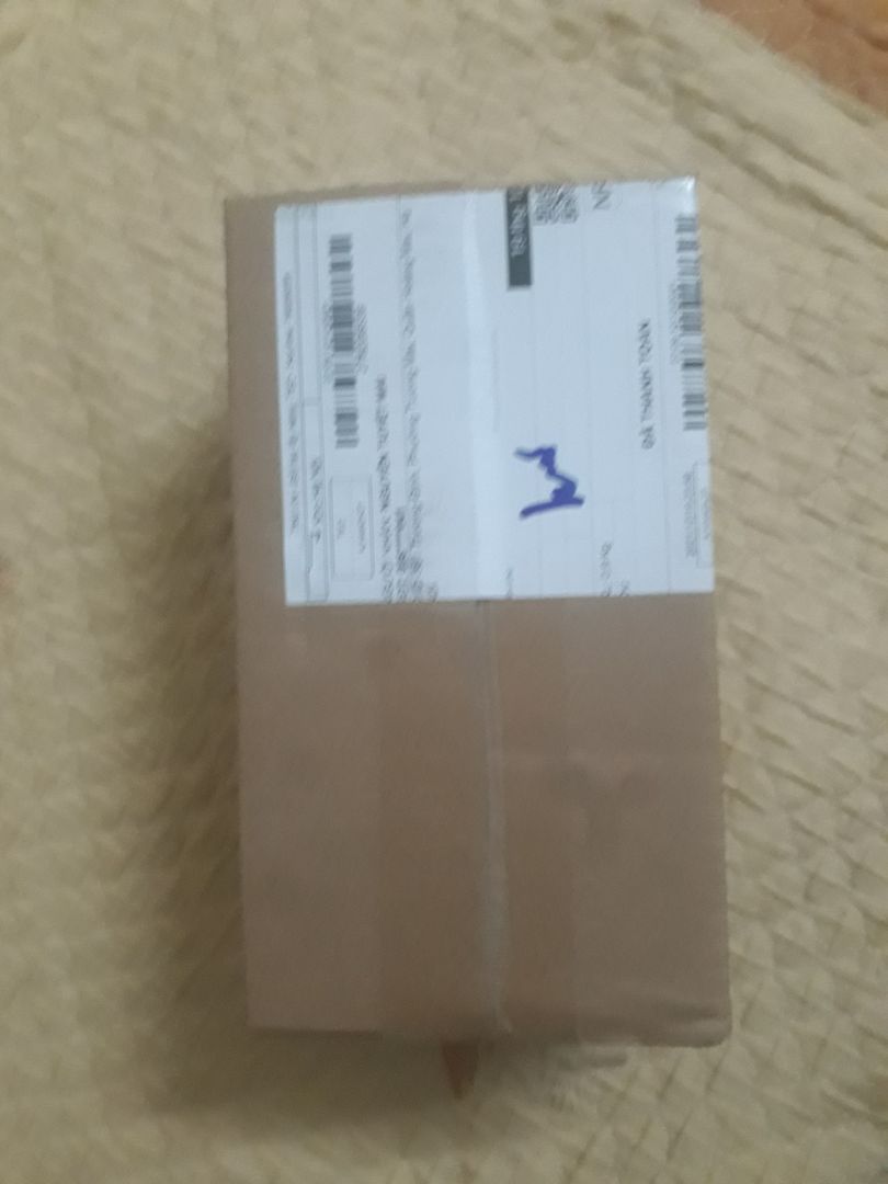 hàng như hình, nhưng không có tem dán nắp hộp như lọ nước cân bằng kia.