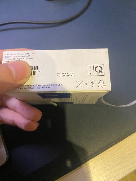 Rất lâu rồi mình mới quay lại mua hàng trên Tiki nhưng lại có một trãi nghiệm rất tệ, lần đầu tiên mình đánh giá 1* trên sàn TMĐT mà còn đáng buồn đây lại là sản phẩm của chính Tiki xử lý chứ không phải của người bán, hộp rất cũ dơ trầy và có dấu hiệu ẩm móc, tai nghe được sản xuất từ 2024, kích hoạt bảo hành thì hết hạn 2025, phải lên cập nhật lại ngày mua hàng với Apple và chờ xác thực từ phía Apple, mình k biết Tiki có đội ngũ kiểm tra hàng trước khi đóng gói gửi đến tay khách hàng không nhưng với cách làm này thì chắc chắn Tiki sẽ mất đi rất rất nhiều sự tin tưởng của khách hàng, mình biết hàng đã nhận và đã khui thì quy trình đổi trả rất rất phức tạp nên nhận xét này nhằm gửi đến bộ phận nào đã xử lý đơn hàng này để các bạn làm việc tốt hơn