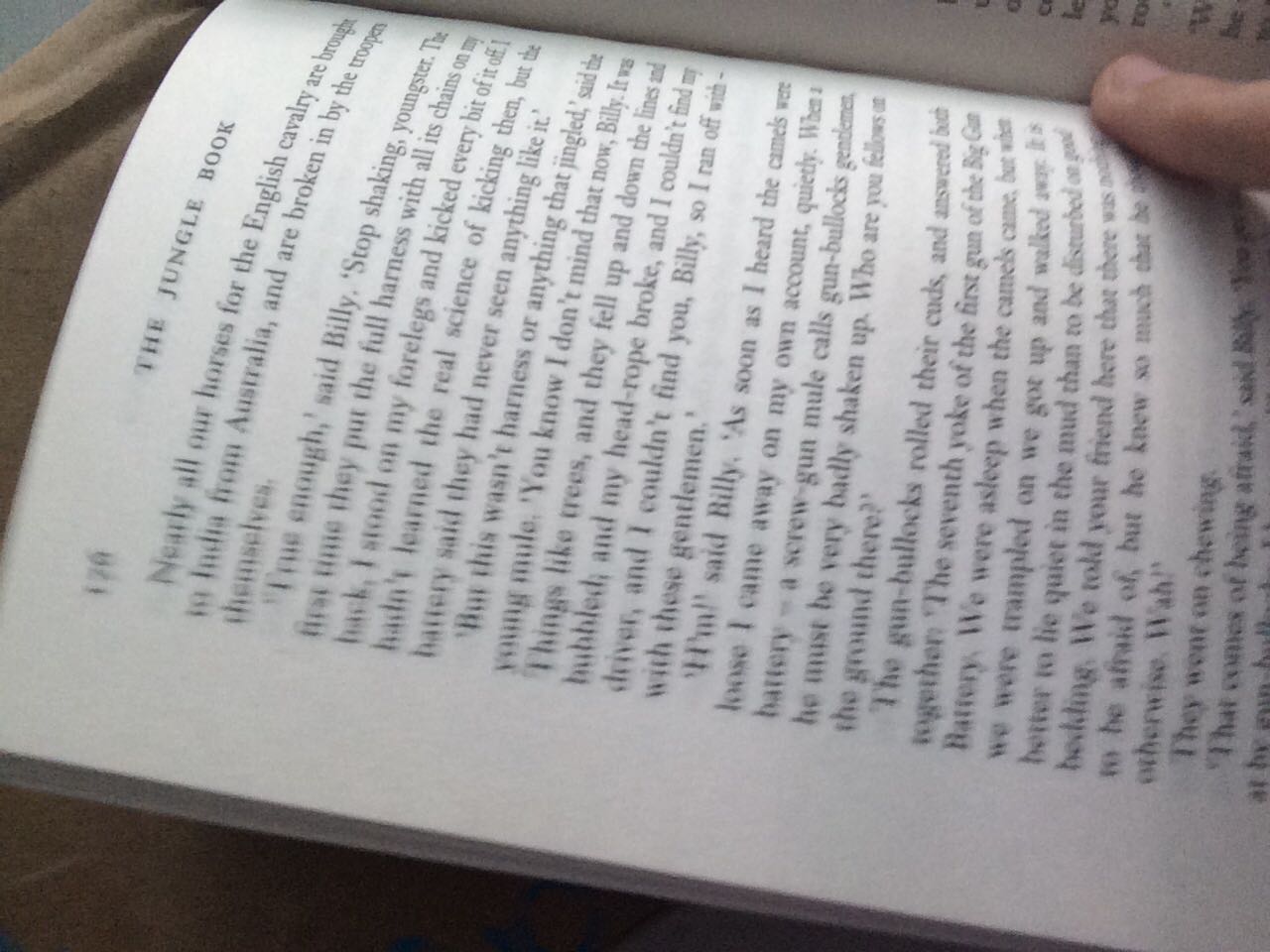 Mình thấy dạo gần đây mình mua hàng ,sách toàn bị sước ,hơn bẩn và bị gấp  ở cạnh sách  . Con chất liệu sách cầm vô khá nhẹ ,giấy mình thấy hơi mỏng , bìa sách đẹp .Còn về nôi dung thì mình vẫn đang đọc do mình khá *** tiếng anh nên đọc rất lâu ,có thể củng cố cho mình rất nhiều từ vựng và cấu trúc  .mình có chụp 1 số ảnh vì khi mua mình k thấy hình nên rất lo nhưng ảnh hơi mờ . Nhưng theo mình thấy sách hợp với túi tiền và các bạn nên mua chỉ vận chuyển đơn hàng cửa mình hơi ẩu và sách không được bọc linông vây thôi.