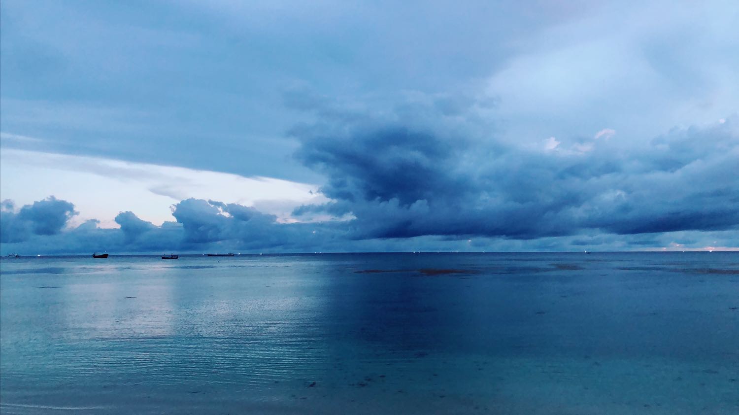 Tiki giao hàng rất nhanh. Lò vi sóng đã sử dụng được hơn 2 tháng rồi nên mới quay lại đanh giá, hâm nóng thức ăn nhanh, dùng tốt, giá cũng ổn. Tiki giao hàng rất nhanh. Lò vi sóng đã sử dụng được hơn 2 tháng rồi nên mới quay lại đanh giá, hâm nóng thức ăn nhanh, dùng tốt, giá cũng ổn.