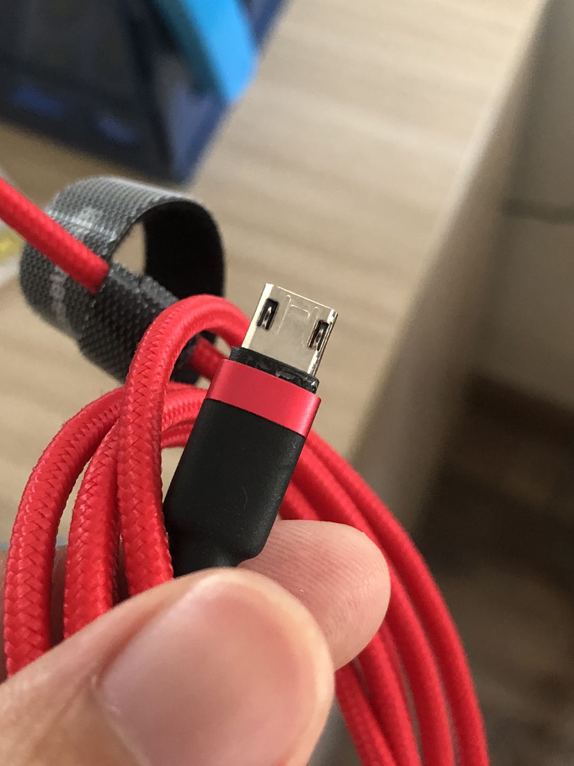 Tiki giao hàng lỗi. Đầu cắm đã bị rỉ sét, khi cắm sạc rất nóng, ngửi thấy mùi cháy. Yêu cầu đổi trả :(