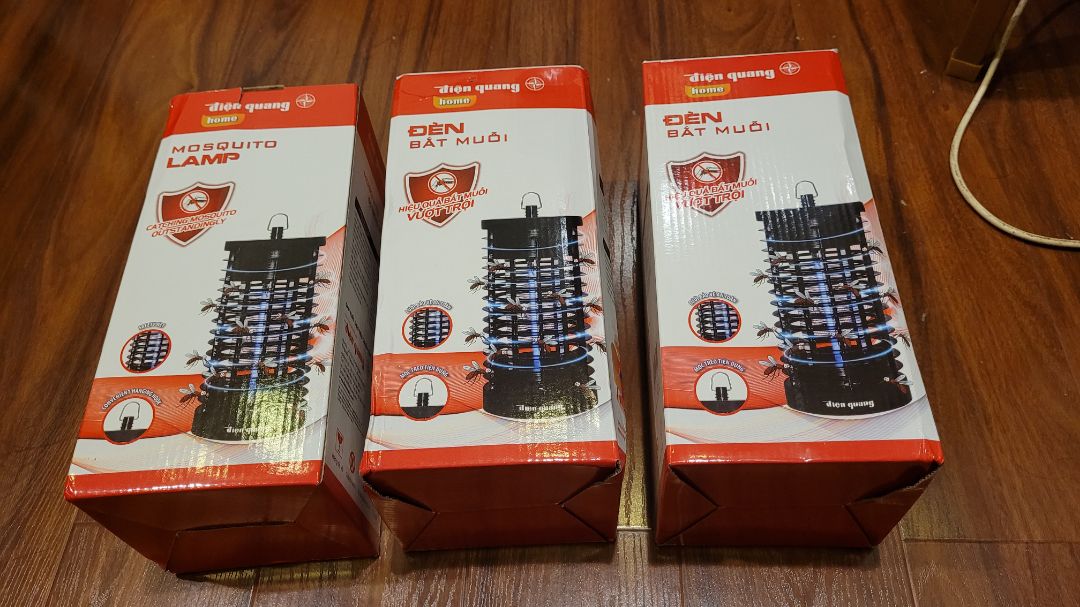 Hàng đóng gói cẩn thận. Giao trước hẹn. Cắm điện ba cái thì chỉ một chiếc sáng le lói. Thất vọng.