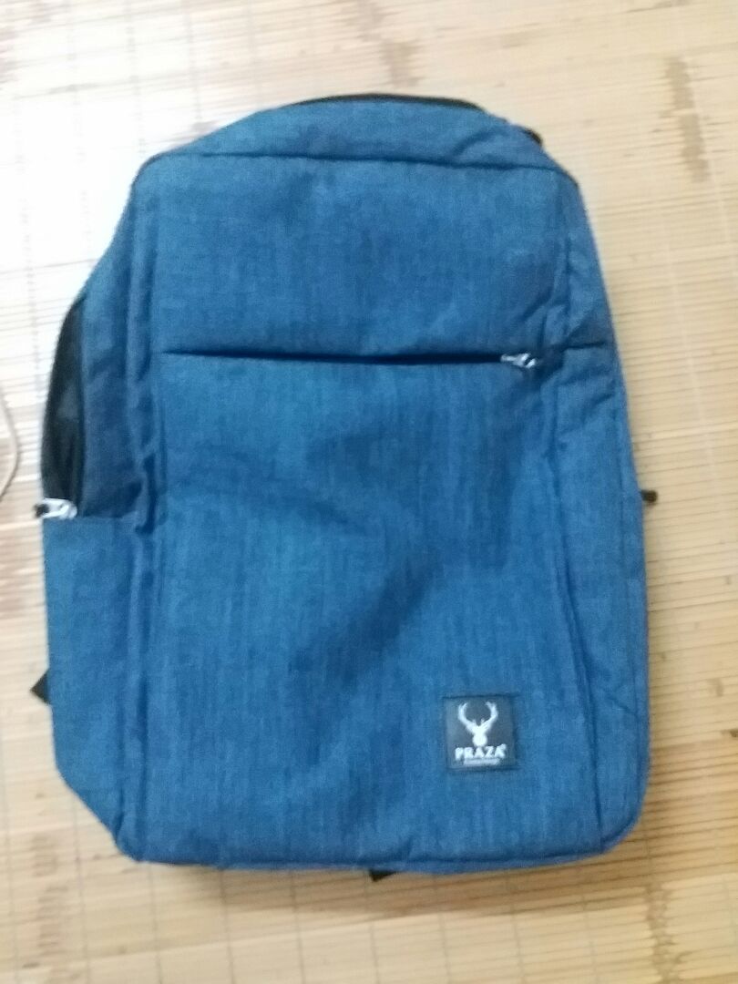 màu sắc ở ngoài xỉn hơn trong ảnh 1 chút. nhưng khá hài lòng vì nhiều lót mút, chất liệu dày dặn! lúc đầu tưởng không vừa laptop 15.6" nhưng thử thì ok