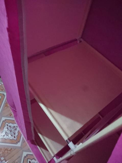 Sản phẩm giống như mô tả, Tủ nhẹ, Lắp ráp dễ dàng, Giá cả hợp lý với những người chi phí thấp và di chuyển đồ đạc nhiều như tôi . Tủ vải này dùng đựng quần áo thì được. Vải cotton dễ rách, lưu ý dùng tủ vải hạn chế bỏ vào các đồ kim loại, những đồ sắc nhọn.