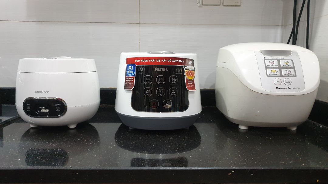 Đã nhận nồi Tefal và chảo tặng kèm rất nhanh. Nồi 1L có kích thước to hơn so với nồi 0.8L của L&L, nấu thoải mái cho 3_4 người. Ảnh so sánh nồi 1L Tefal với nồi 0.8L và nồi 1.8L cho các bạn dễ chọn lựa.