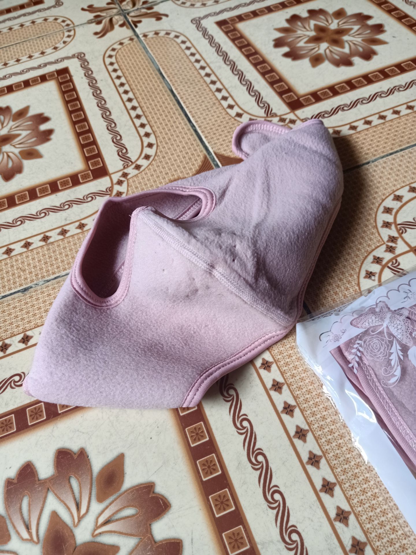 nói màu đen thì giao màu hồng. cái màu vừa bẩn, vừa quê. chẳng lẽ có mấy chục lại không lấy