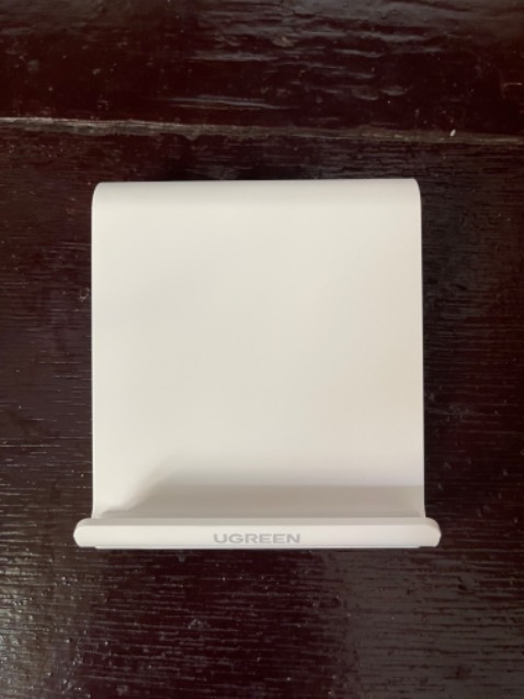 Giá đỡ chắc chắn, tuy nhiên nên dùng cho tablet 11” trở xuống. Mình dùng ipad 12.9” dễ bị trượt góc do nặng