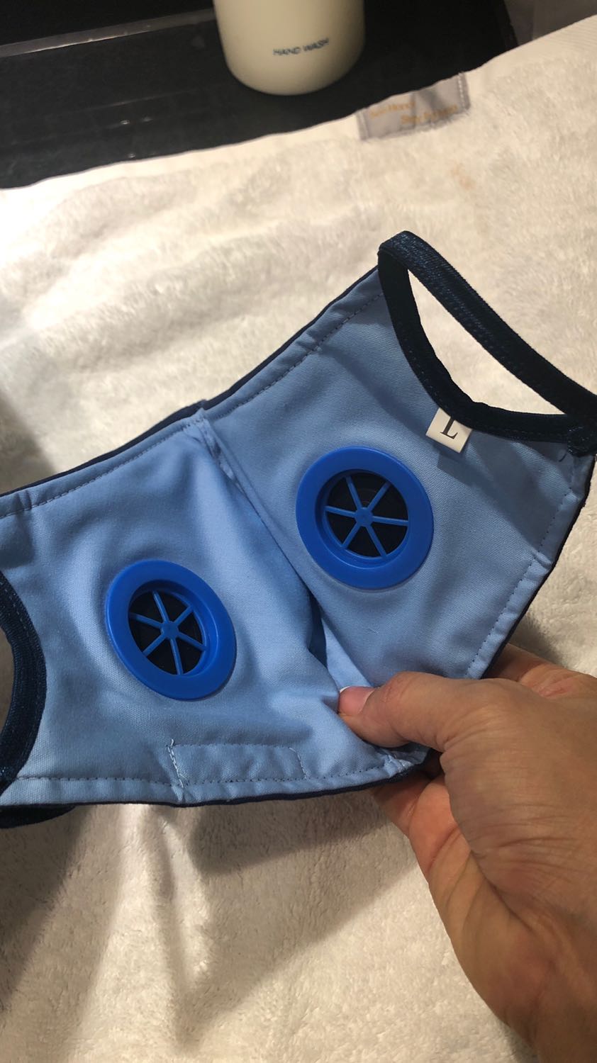 Khẩu trang dày dặn nhưng không bí thở, chất liệu tốt như quảng cáo, đeo lâu cũng ko bị mùi và có hơi ẩm như khẩu trang thường. Mình mua để dùng khi xuất cảnh sang Úc và mua cả mấy cái làm quà tặng cho gđ bạn bè bên ấy. Rất hài lòng về chất lượng sp.