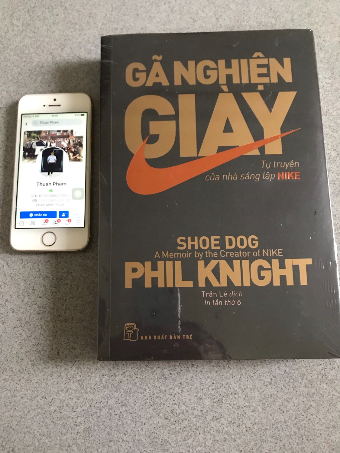 Mình là fan của Nike, nên khi tự truyện của Phil Knight có trên Tiki, không ngần ngại order liền, đọc xong học hỏi được nhiều thứ từ vị tỷ phú này, và truyền cảm hứng cho bản thân rất nhiều
Mua sách Tiki thì luôn an tâm về chất lượng sách, giao hàng cực nhanh, đóng gói cẩn thận, xứng đáng 5*