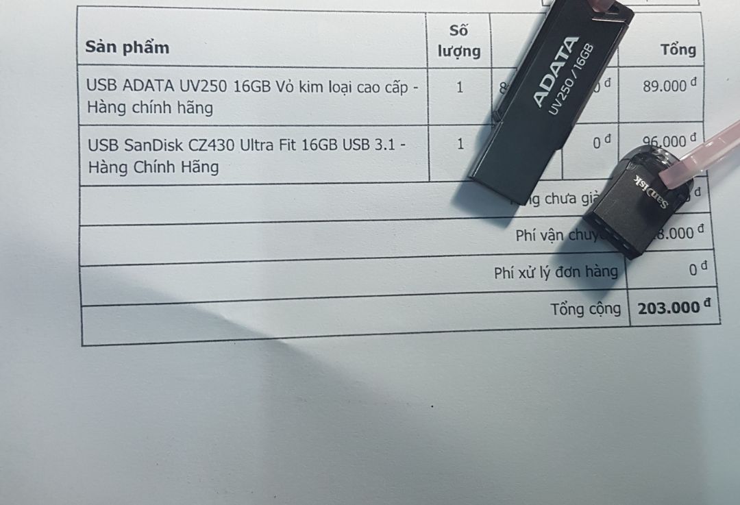 Tiki giao hàng nhanh, usb đúng chất nhỏ, gọn luôn. usb này không có nắp hay gì đi kèm, như hình mà Tiki đăng. Có điều thời gian trên tem bảo hành là tháng 7/2019 mà mình mua là lúc tháng 11/2019. Chênh lệch thời gian không nhỏ. USB mình căm vào xài được 1 xíu là thấy nóng hổi rồi, hơi lo, không biết xài lâu có bị gì không =.=. Tốc độ ghi-đọc này nọ mình không rõ lắm do không rành. À USB có tích hợp sẵn cái phần mềm Secure Access gì đó của hãng, kèm hướng dẫn sử dụng luôn, khá tiện, tuy mình chưa thử. Tiki giao hàng nhanh, usb đúng chất nhỏ, gọn luôn. usb này không có nắp hay gì đi kèm, như hình mà Tiki đăng. Có điều thời gian trên tem bảo hành là tháng 7/2019 mà mình mua là lúc tháng 11/2019. Chênh lệch thời gian không nhỏ. USB mình căm vào xài được 1 xíu là thấy nóng hổi rồi, hơi lo, không biết xài lâu có bị gì không =.=. Tốc độ ghi-đọc này nọ mình không rõ lắm do không rành. À USB có tích hợp sẵn cái phần mềm Secure Access gì đó của hãng, kèm hướng dẫn sử dụng luôn, khá tiện, tuy mình chưa thử.