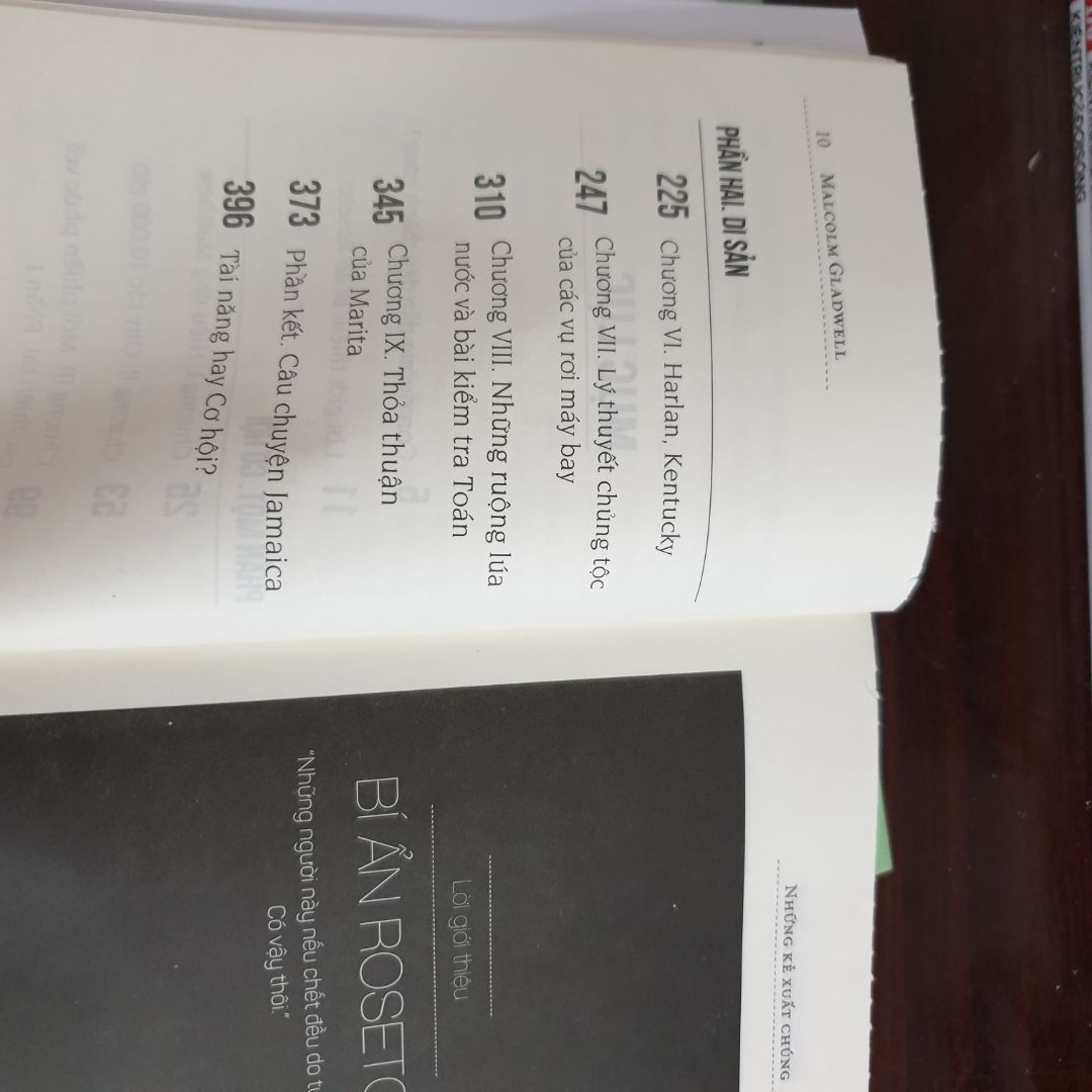 ''Những kẻ xuất chúng, xét cho cùng, chẳng hề xuất chúng" - Đó là luận điểm của tác giả đúc kểt gần cuối cuốn sách... Bằng những luận điểm chứng minh, phân tích, so sánh những cá nhân thành công, kiệt xuất và những cá nhân tưởng chừng như những điểm sáng nhưng cuộc đời không phải vậy. Mỗi cá nhân trở thành người xuất chúng giường như đều hội tụ đầy đủ về Thiên thời, địa lợi, nhân hòa; Với sự cố gắng không mệt mỏi, làm việc hăng say hoặc đứng dậy sau vấp ngã. Tóm lại IQ chỉ là 1 phần trong thành công của mỗi người.