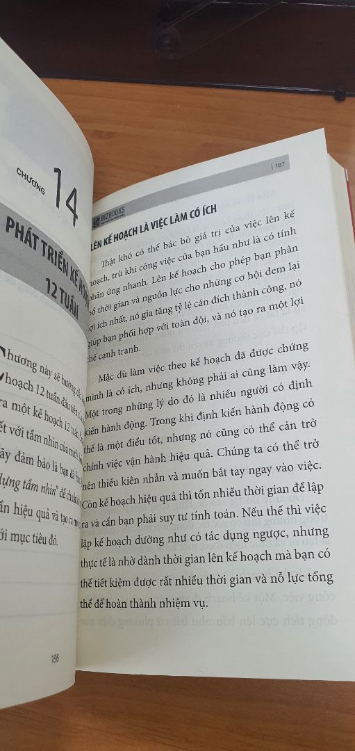 Ship nhanh. Mới đọc vài chương nhưng thấy sách dịch rất hay. Kết hợp với nghe audio rất hữu ích, khi làm việc nhà k có tg đọc sách thì mở lên nghe.