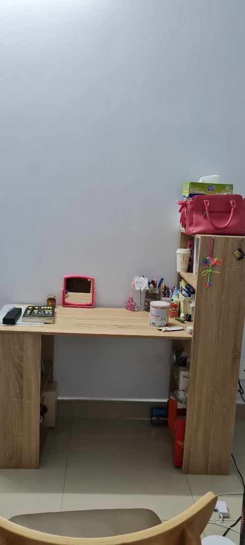 bàn đẹp, dễ lắp ráp. mặt bàn rộng thoải mái, ngăn tủ đựng sách và đồ dùng nhiều tiện lợi. Lớp ván mặt bàn dày yên tâm sử dụng, có 1 lớp chônga thấm nước trên bề mặt gỗ. Rất hài lòng với sản phẩm.. tuy nhiên mình cao 1m7, ngồi ghế 45cm thì mặt bàn hơi thấp nên phải khom lưng.. ai cao giống mình thì nhớ lựa chọn ghế có chiều cao phù hợp hơn nha. bàn đẹp, dễ lắp ráp. mặt bàn rộng thoải mái, ngăn tủ đựng sách và đồ dùng nhiều tiện lợi. Lớp ván mặt bàn dày yên tâm sử dụng, có 1 lớp chônga thấm nước trên bề mặt gỗ. Rất hài lòng với sản phẩm.. tuy nhiên mình cao 1m7, ngồi ghế 45cm thì mặt bàn hơi thấp nên phải khom lưng.. ai cao giống mình thì nhớ lựa chọn ghế có chiều cao phù hợp hơn nha.